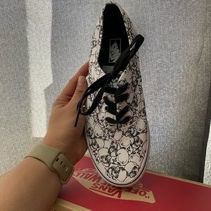Authentic- White/Black Skull Vans